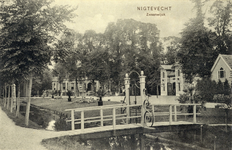13917 Gezicht in het park van de buitenplaats Zwaanwijck (Klompweg 46-72) te Nigtevecht; met rechts het landhuis en het ...